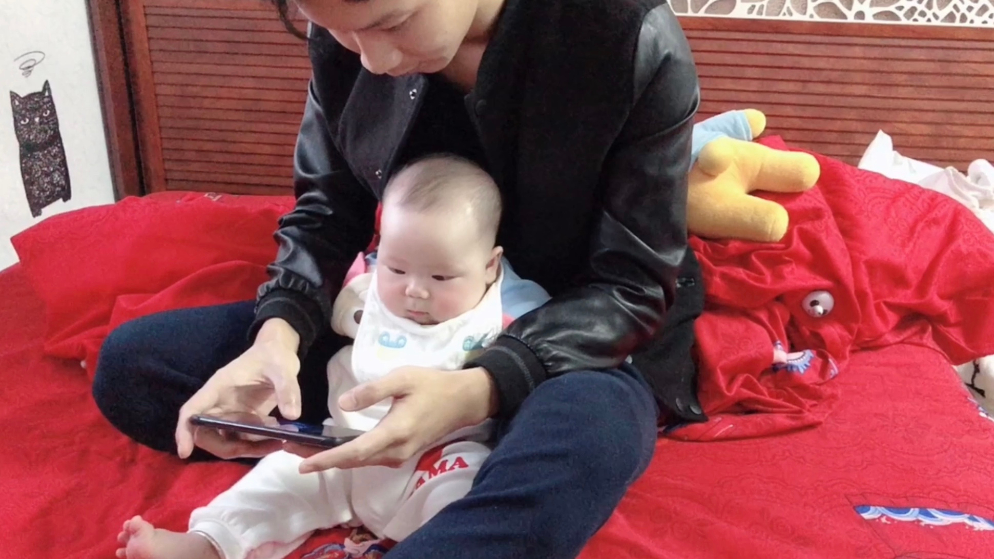爸爸边玩游戏边带娃,父子俩表情动作神同步,宝贝:我也要玩